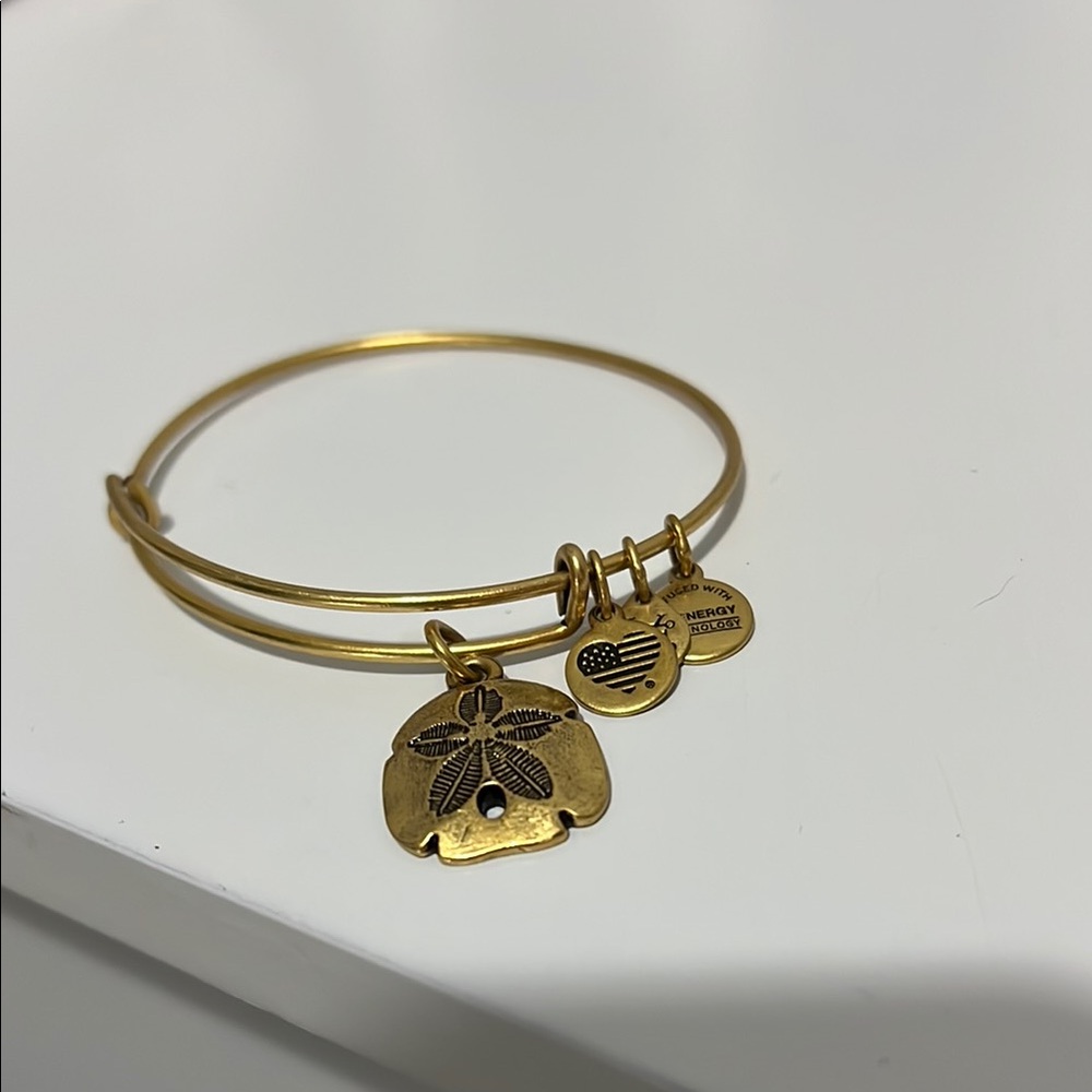 EUC Alex + Ani sand dollar bracelet 🏝️